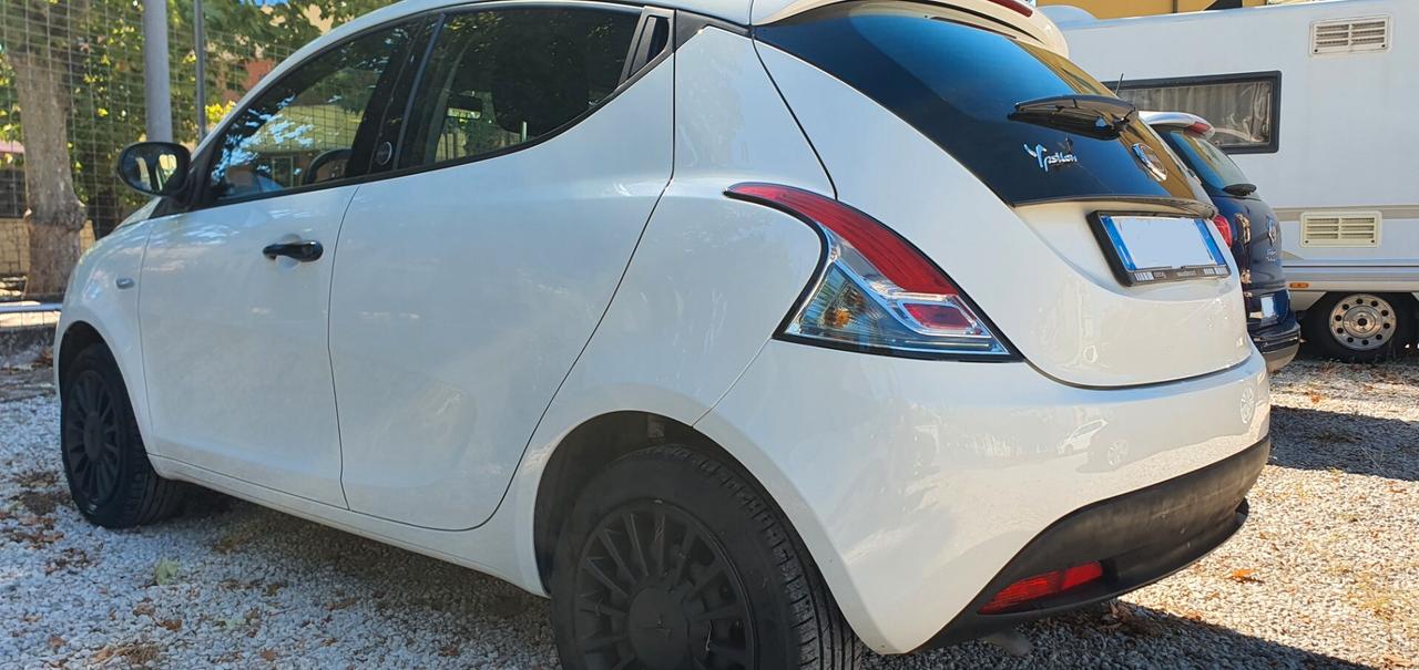 Lancia Ypsilon 1.0 FireFly 5 porte S&S Hybrid Ecochic Silver