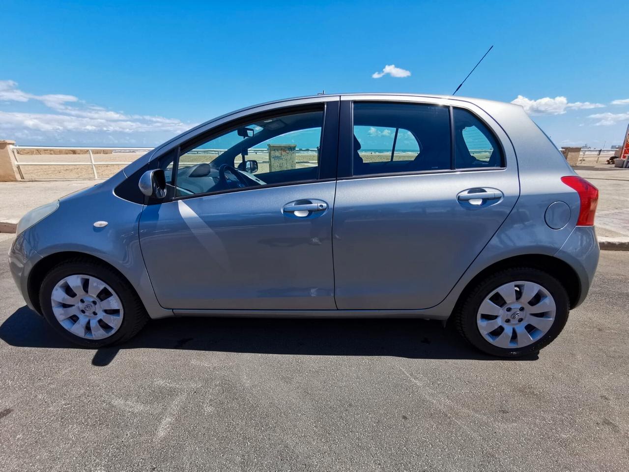 Toyota Yaris 1.3 5P. Sol solo km.97000