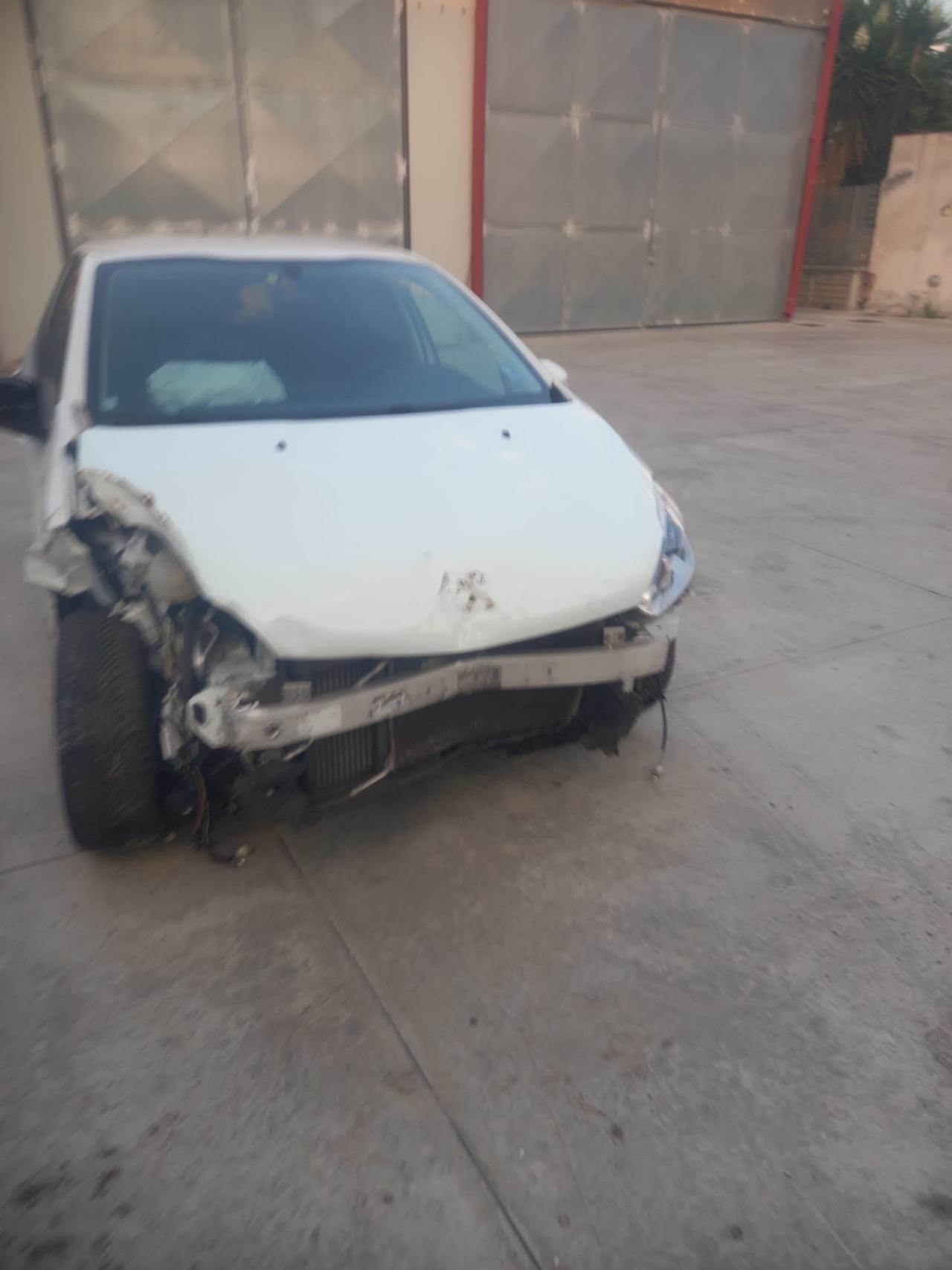 Peugeot 208 2018 sinistrata Incidentata