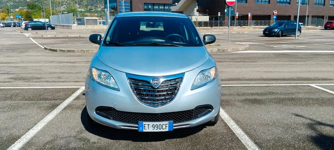 Lancia Ypsilon 0.9 TwinAir 85 CV 5 porte Metano Ecochic Silver