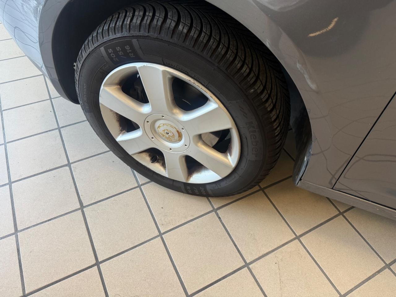 Volkswagen Touran 2.0 16V TDI Highline 7 POSTI!!