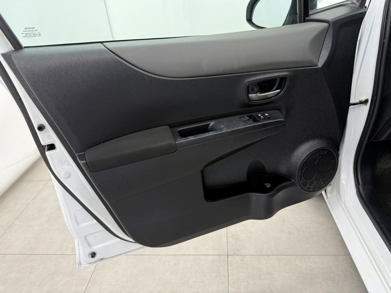 TOYOTA Yaris III 2011 Yaris 5p 1.0 Lounge