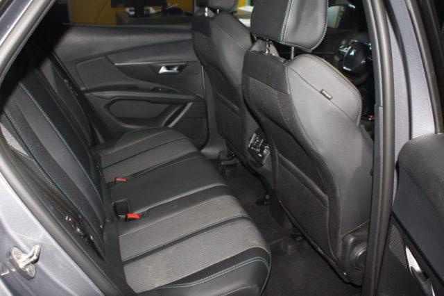 PEUGEOT 3008 BlueHDi 130 EAT8 Allure Pack
