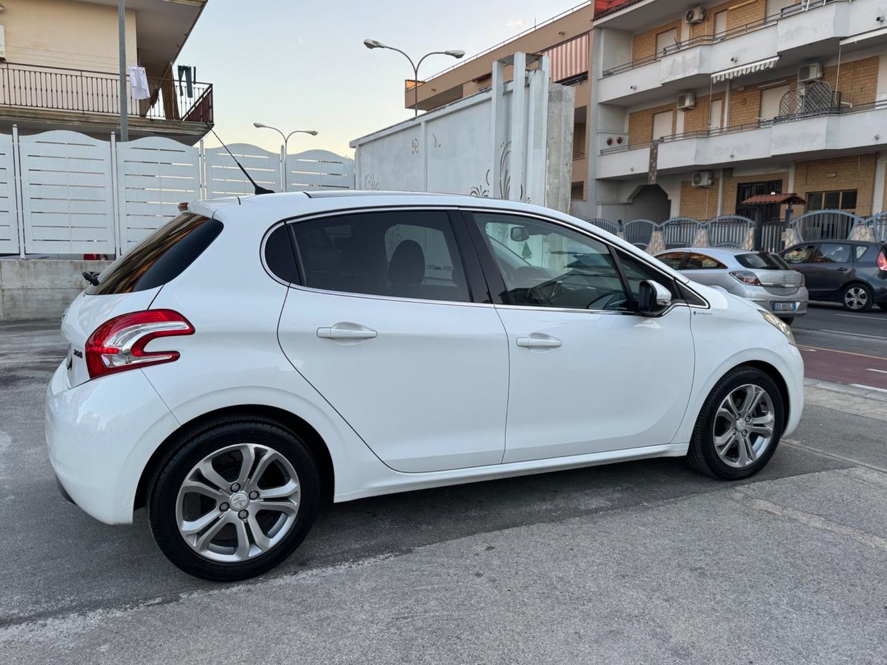 Peugeot 208 1.4 DIESEL 68CV Allure 11/2012