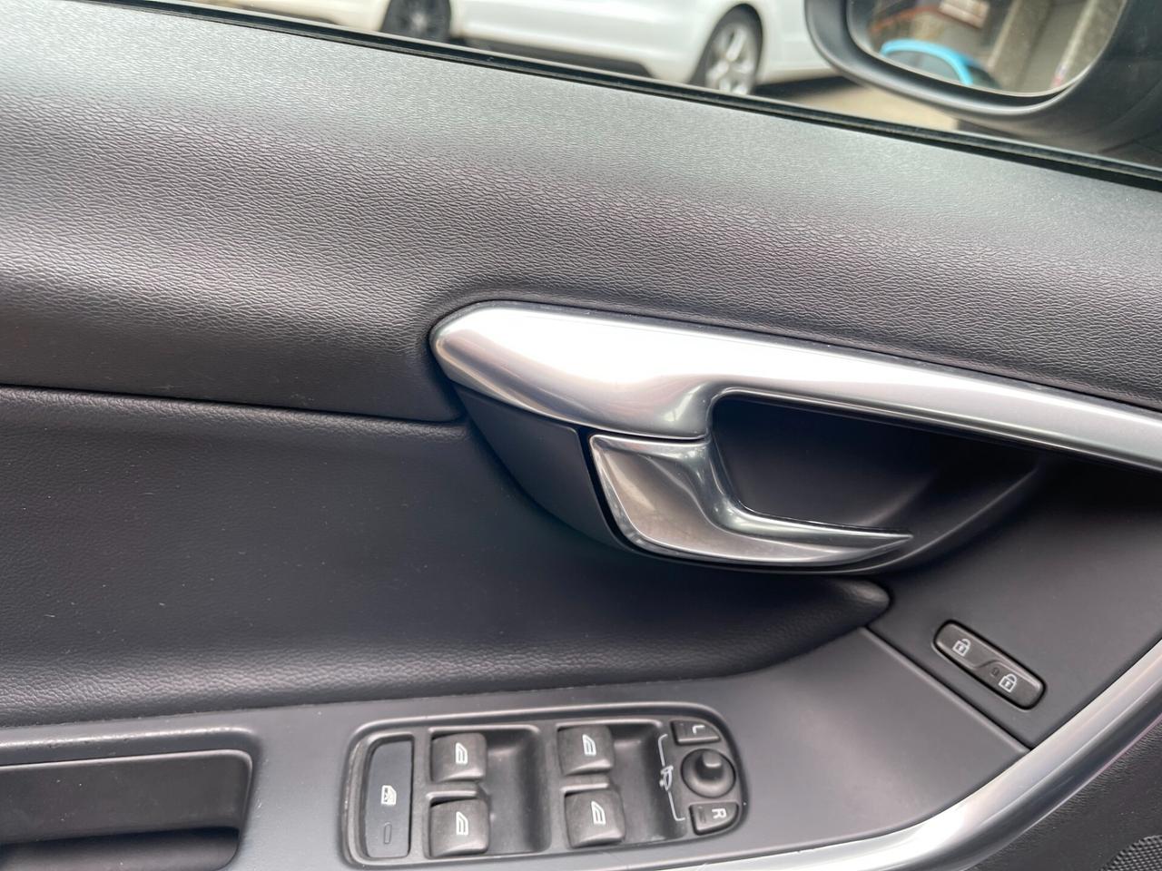 Volvo V60 D2 R-design Momentum NEO PATENTATI