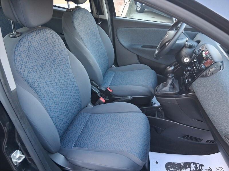 Lancia Ypsilon 1.0 FireFly 5 porte S&S Hybrid Silver