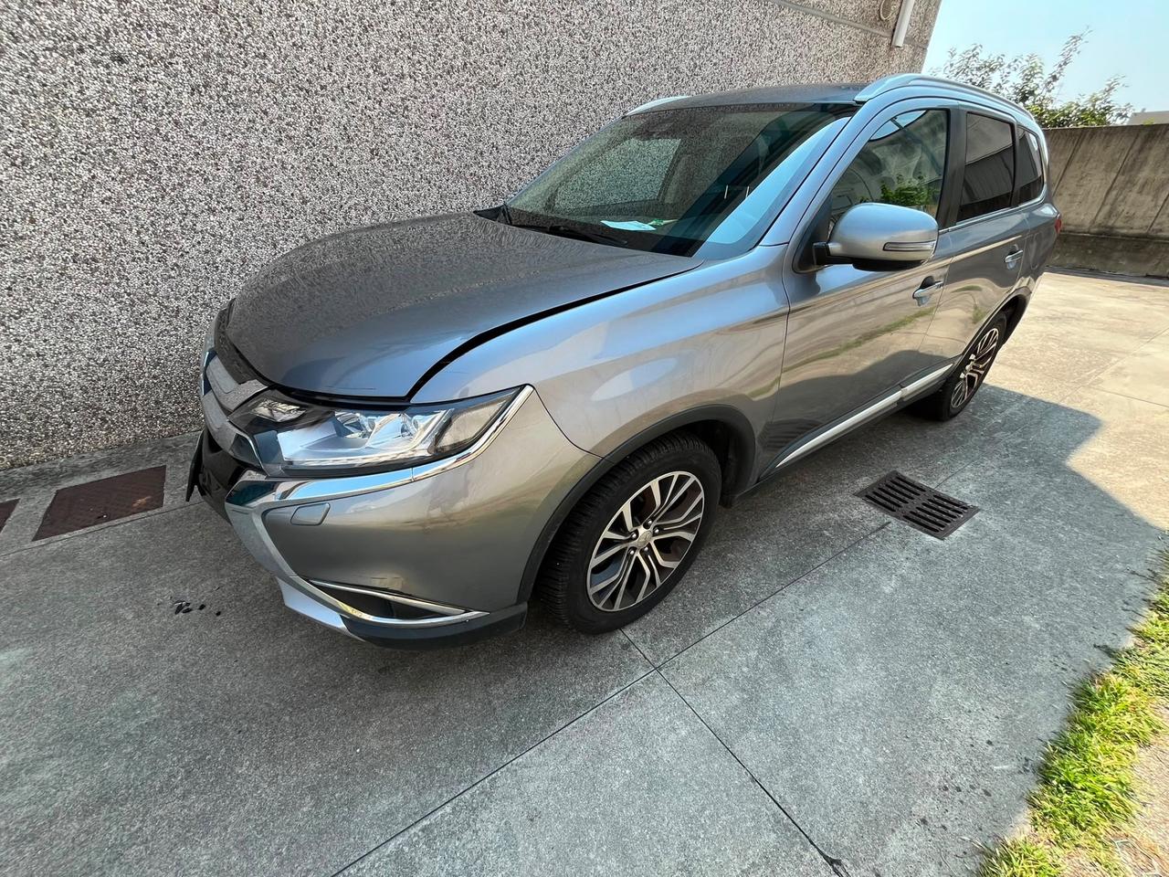 Mitsubishi Outlander 2.2 DI-D 4WD Instyle Plus SDA 7 posti