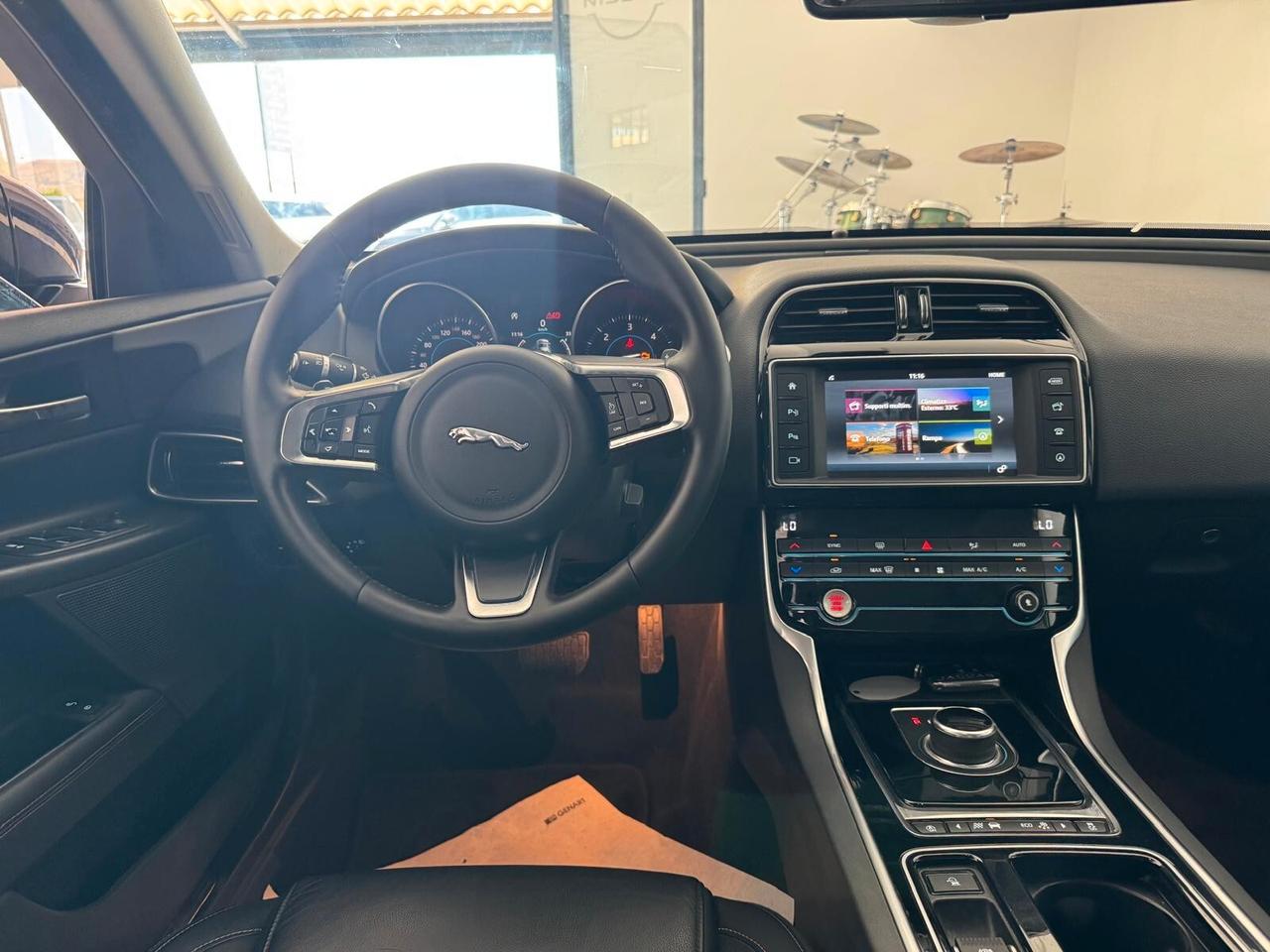 Jaguar XE 2.0 D 180 CV automatica