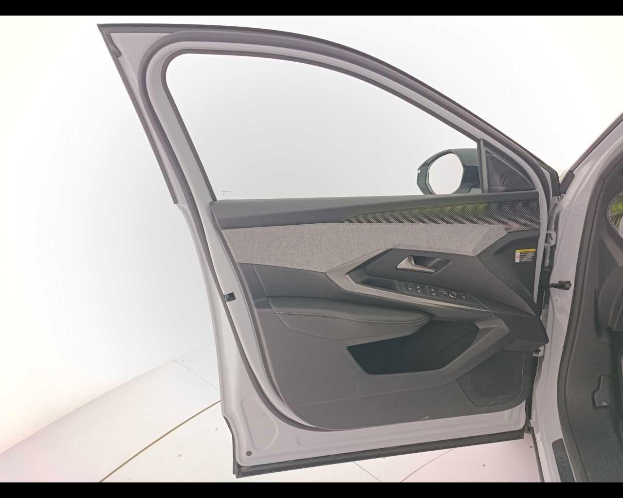 PEUGEOT Nuovo 5008 Hybrid 136 e-DCS6 GT