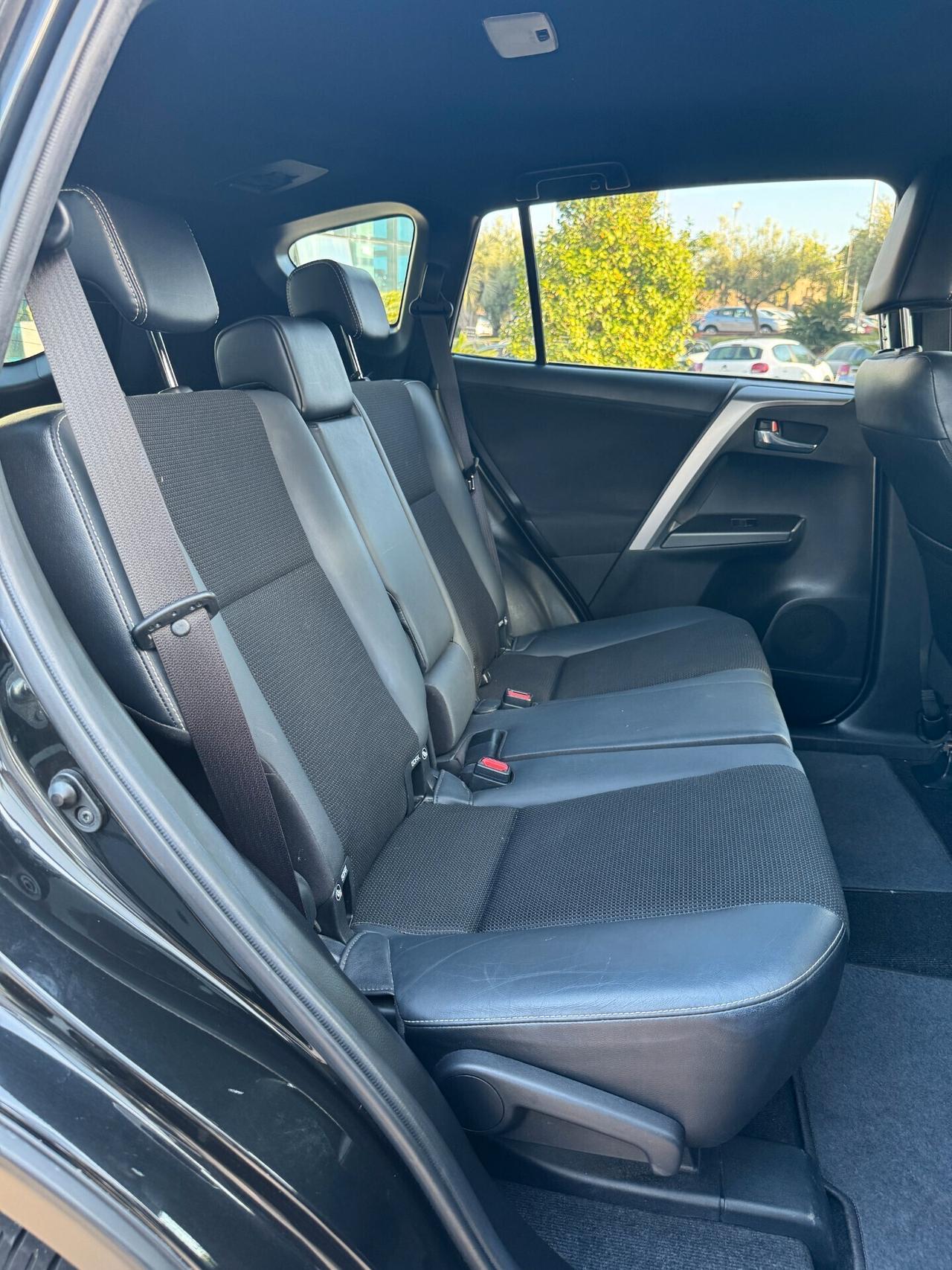 Toyota RAV 4 2.0D 2wd Lounge