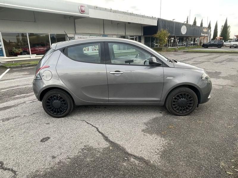 Lancia Ypsilon 1.0 FireFly 5 porte S&S Hybrid Silver