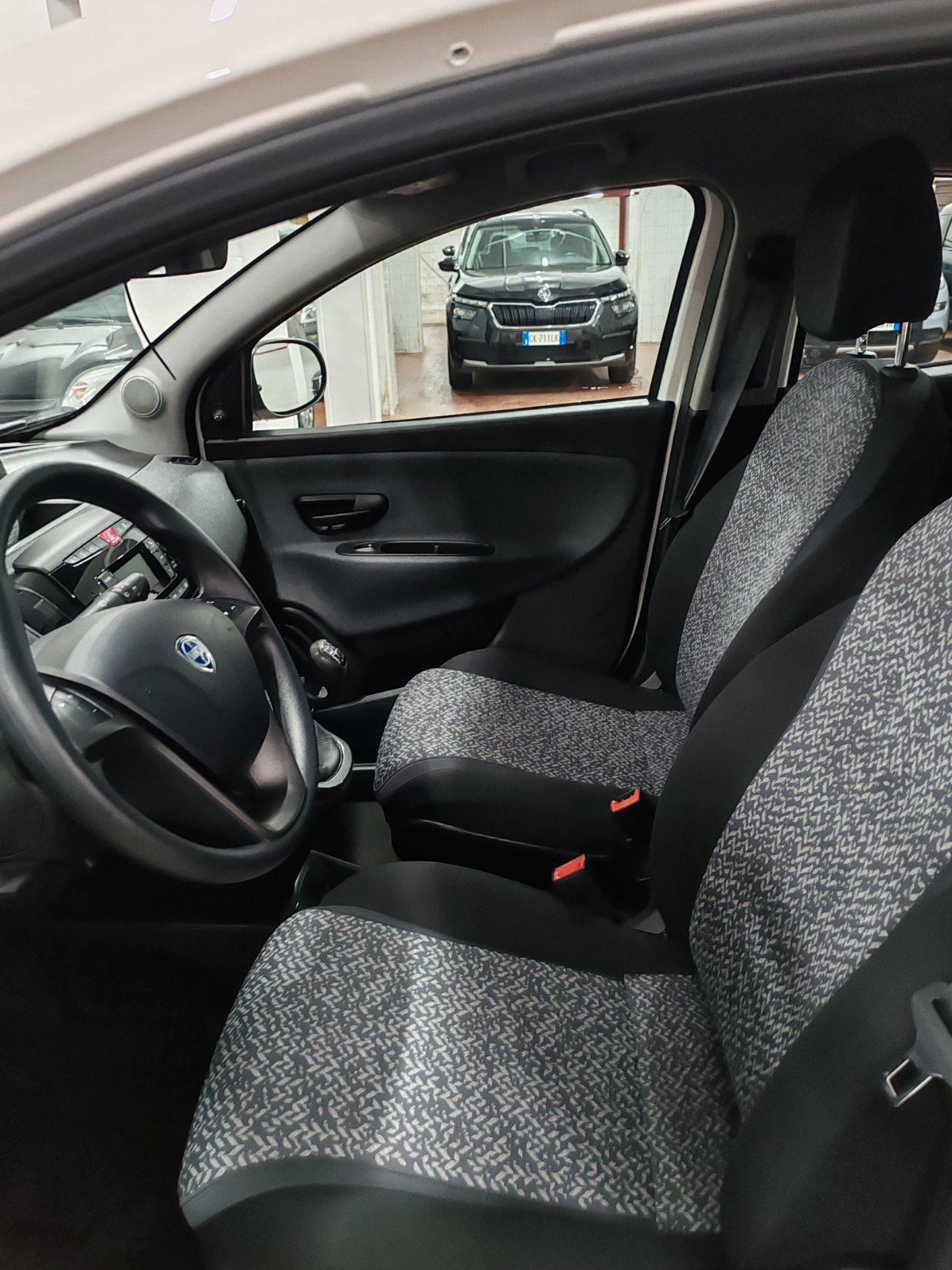 Lancia Ypsilon 1.0 hybrid Silver 5 POSTI