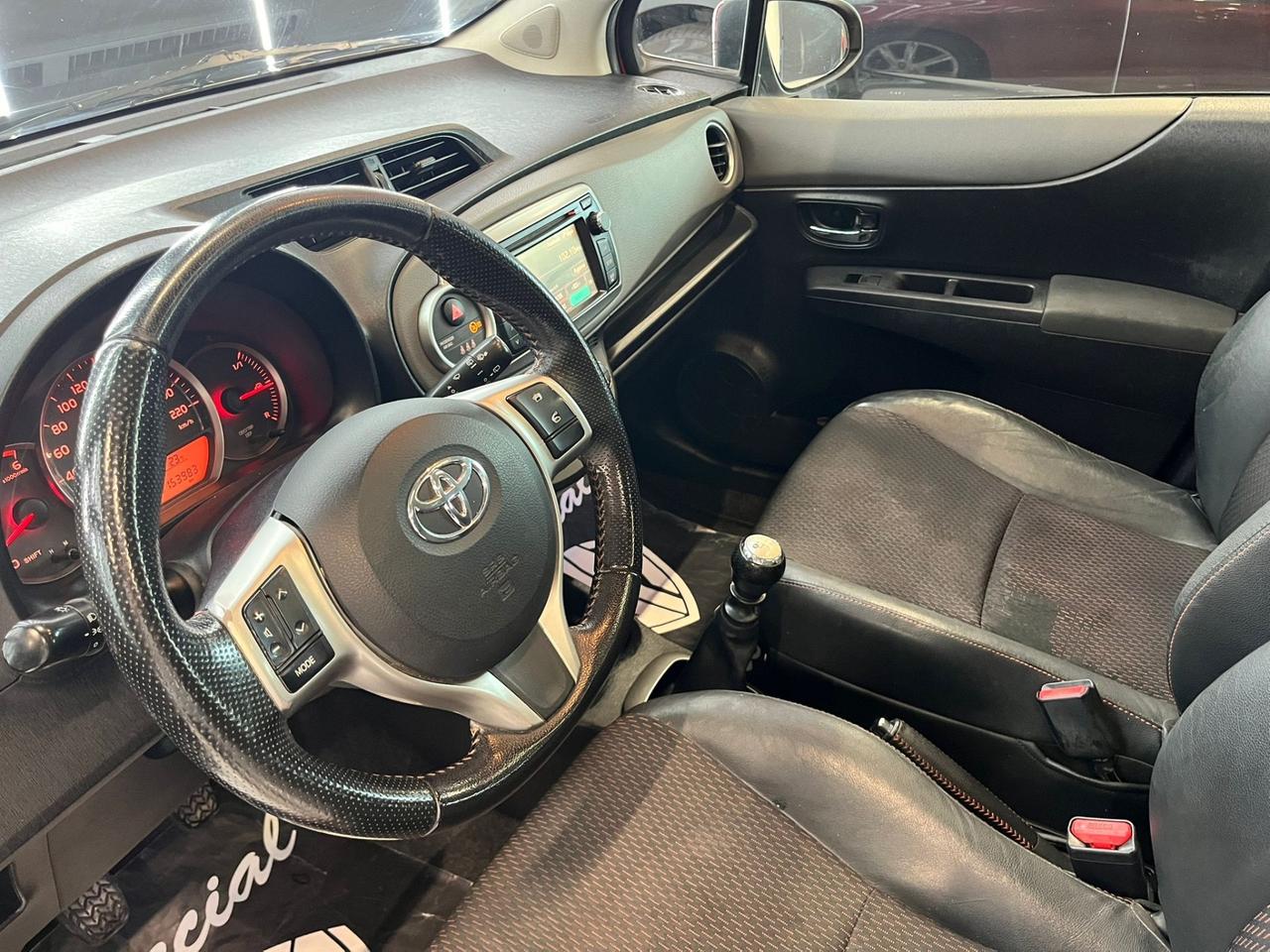 Toyota Yaris 1.4 D-4D 5 porte Lounge TETTO OK NEOPATENTATI