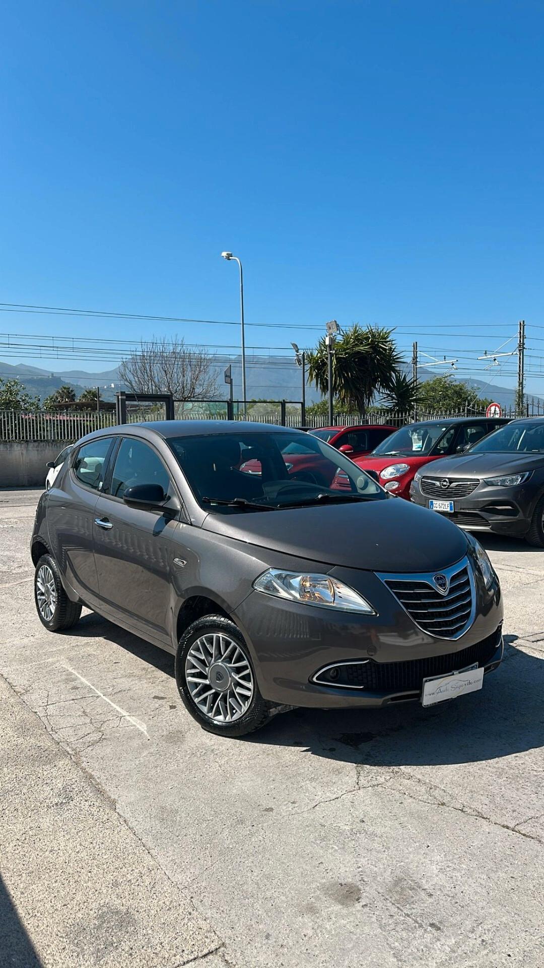 Lancia Ypsilon 0.9 TwinAir 85 CV 5 porte Metano Ecochic Silver