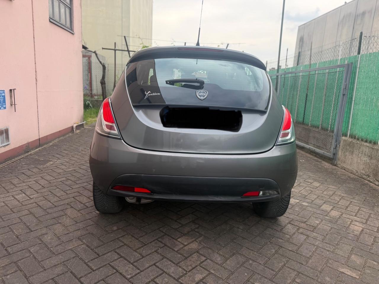 Lancia Ypsilon 1.2 69 CV 5 porte neopatentati unici prop