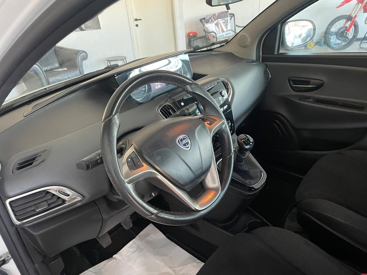 Lancia Ypsilon 0.9 TwinAir 85 CV 5 porte Metano Ecochic Silver