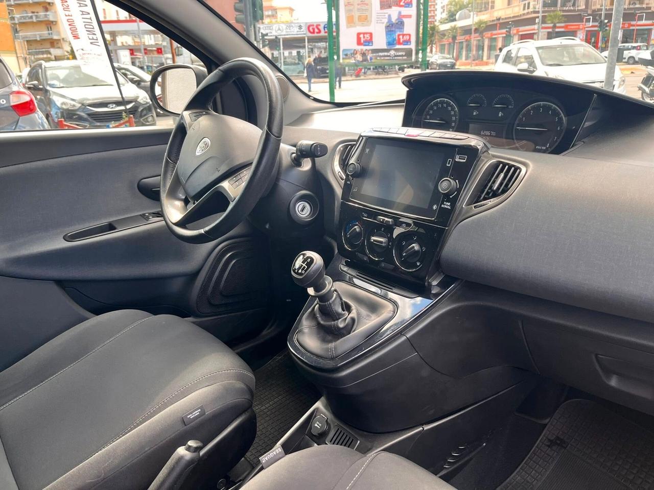 Lancia Ypsilon 1.0 FireFly 5 porte S&S Hybrid Ecochic Gold