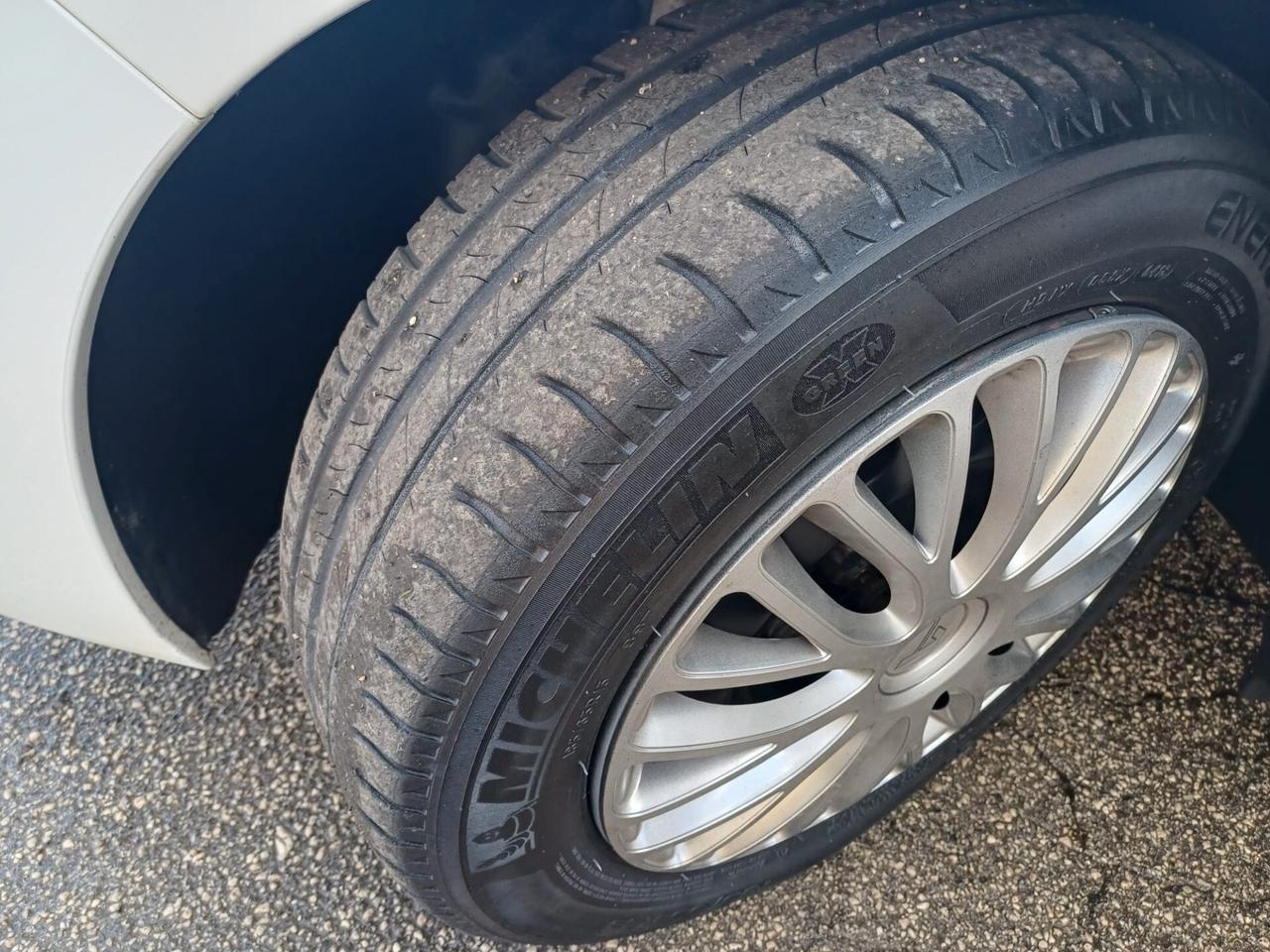 Peugeot 207 1.4 8V 5p POCHI KM - 2012