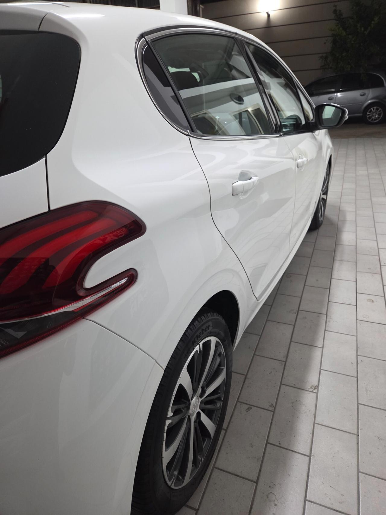 Peugeot 208 PureTech 82 5p. GPL Allure