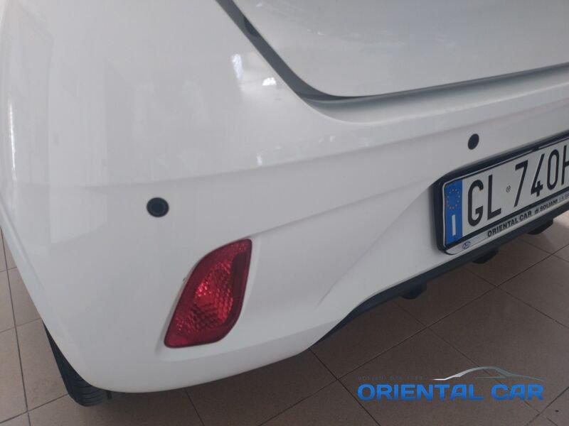 Hyundai i10 i10 1.0 TECH + CONNECT PACK + SENSORI DI POSTEGGIO + VETRI OSCURATI + TRENO DI GOMME INVERNALI
