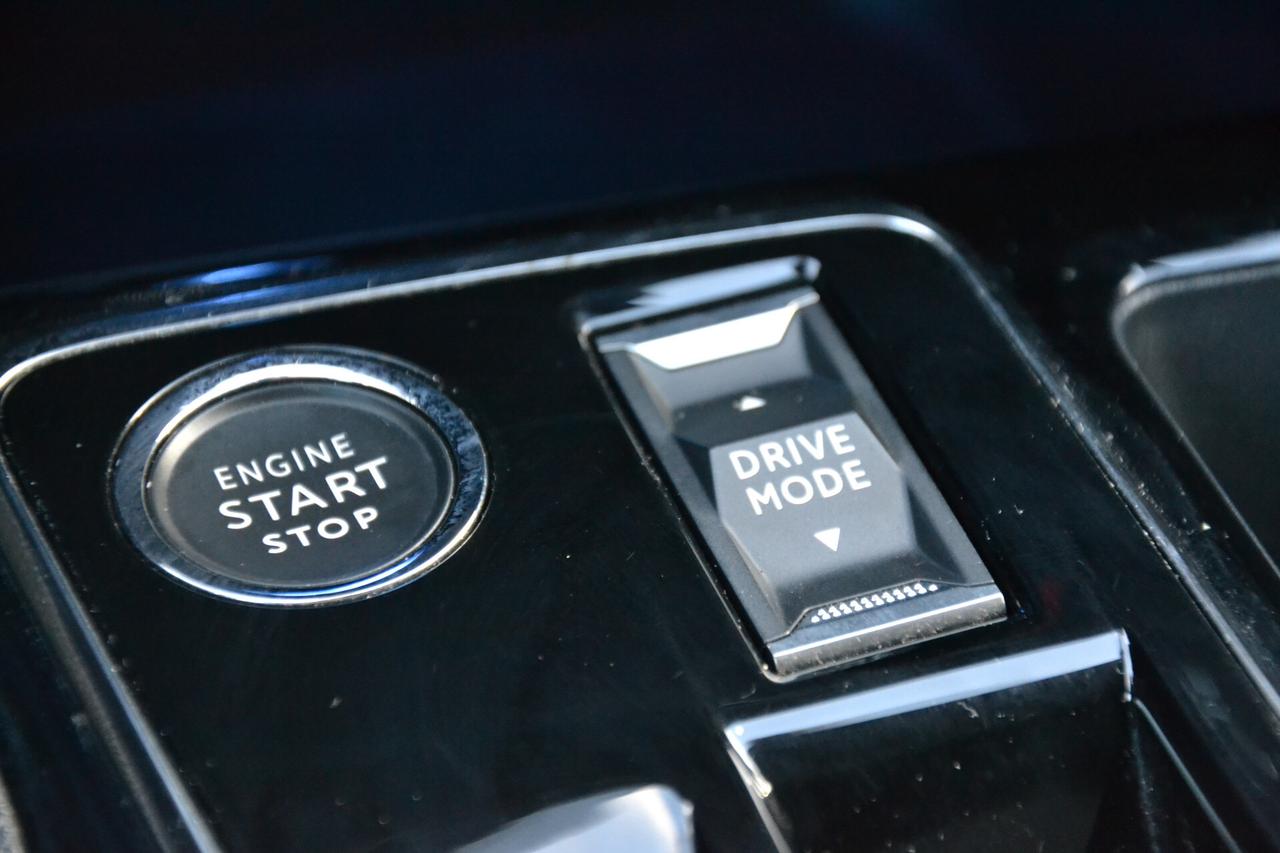 Peugeot 5008 1.5 HDi 130CV 7POSTI AUT.+NAV+LED+RCAM+PELLE+PDC