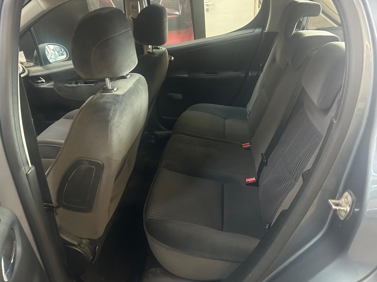 Peugeot 207 1.4 benzina 88cv 5 porte neopatentati