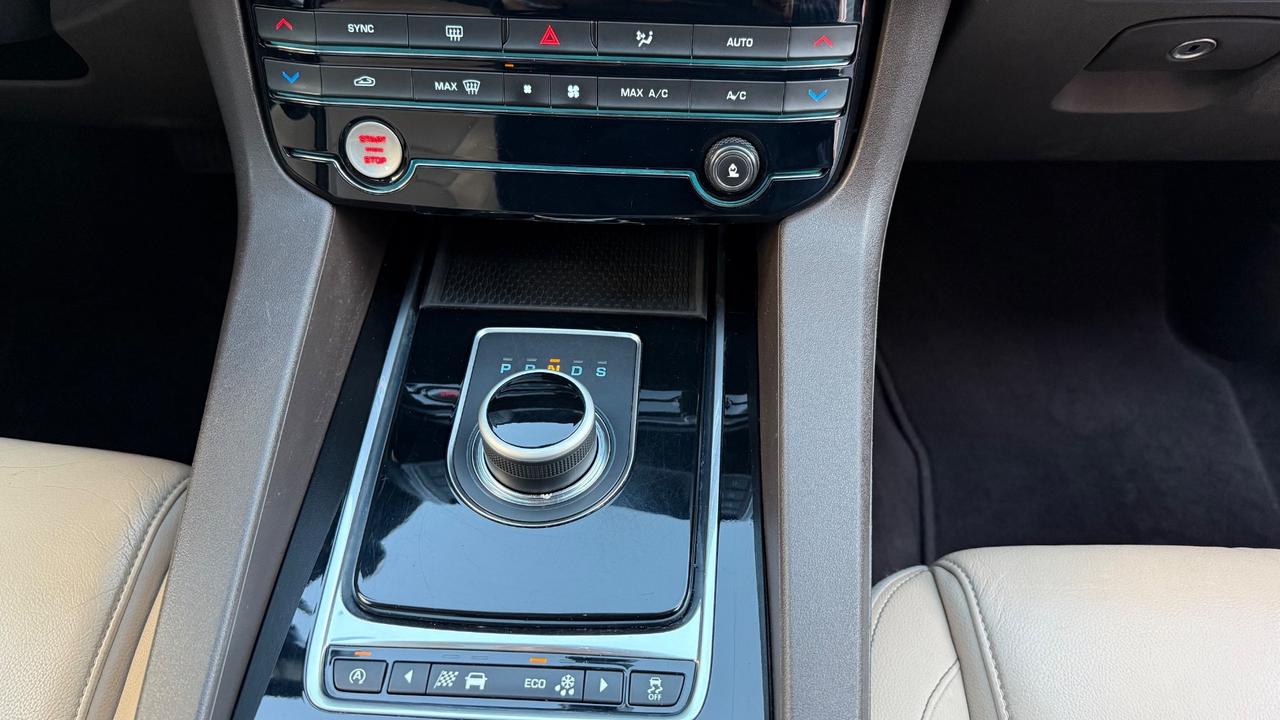 Jaguar F-Pace 2.0 D 180 CV AWD aut. Prestige