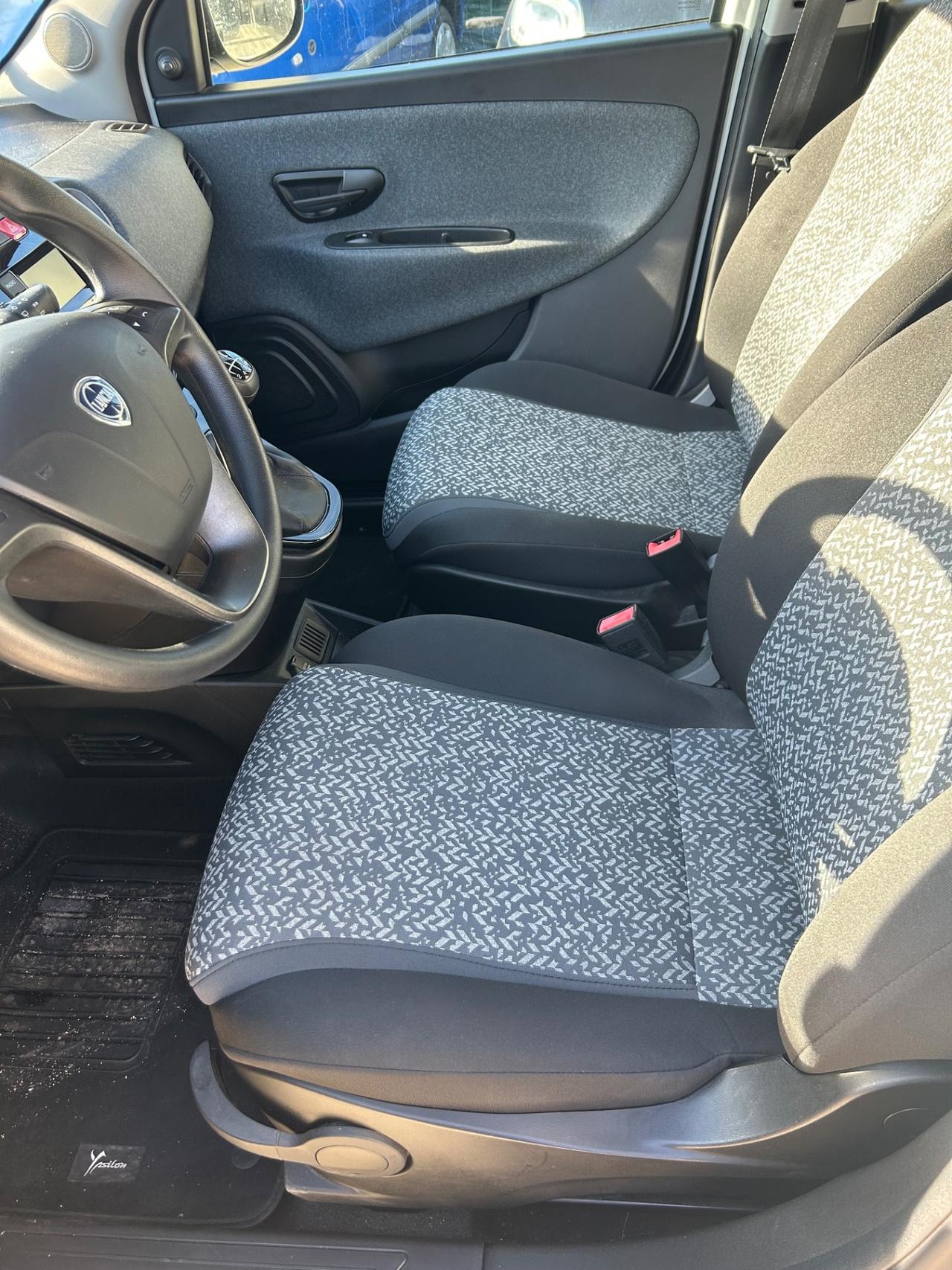 Lancia Ypsilon 1.0 FireFly 5 porte S&S Hybrid Ecochic Silver