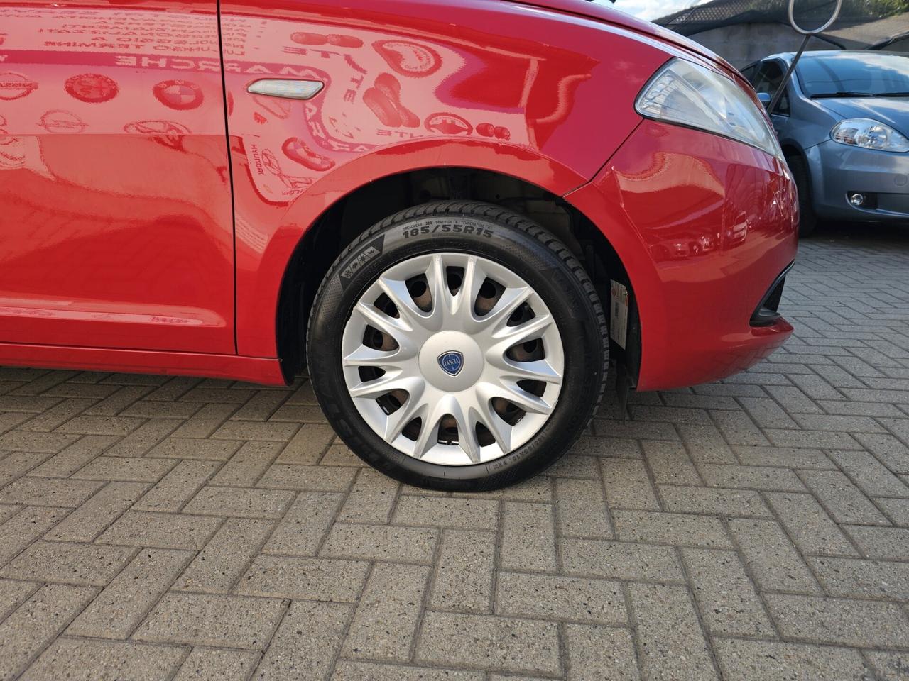 Lancia Ypsilon 1.2 69 CV 5 porte S&S Silver - NeoPatentati