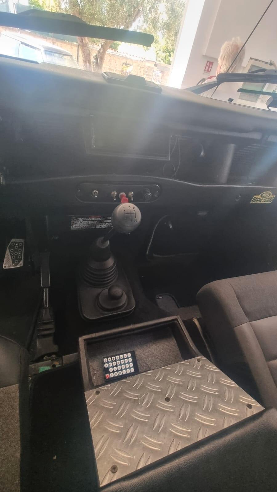 Land Rover Defender LAND ROVER