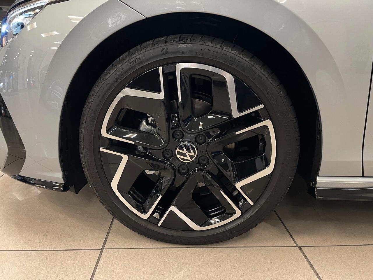 Nuova Volkswagen Golf 8.5 R-Line 2.0 TDI 150cv DSG