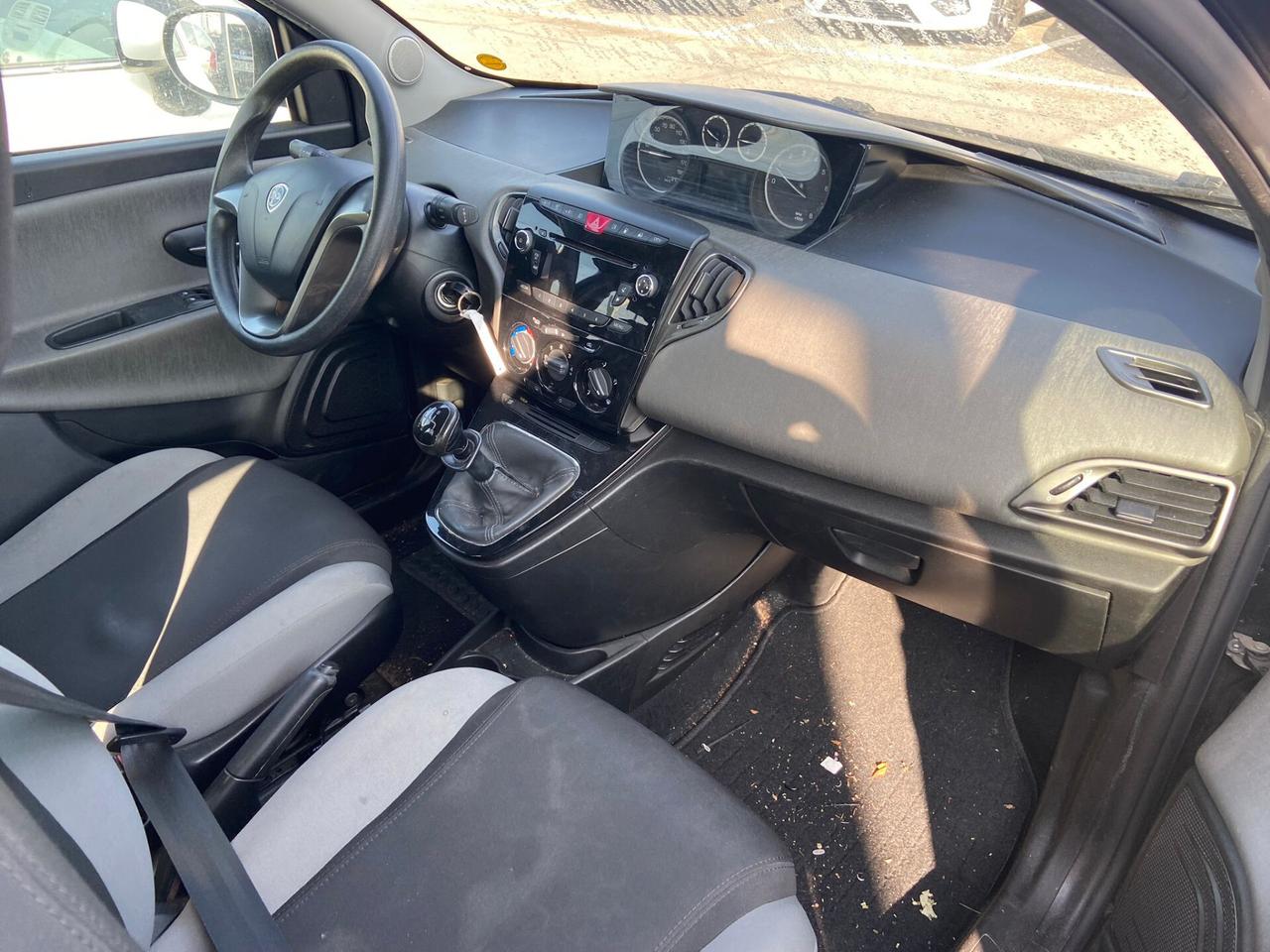 Lancia Ypsilon 0.9 TwinAir 85 CV 5 porte Metano Ecochic Silver