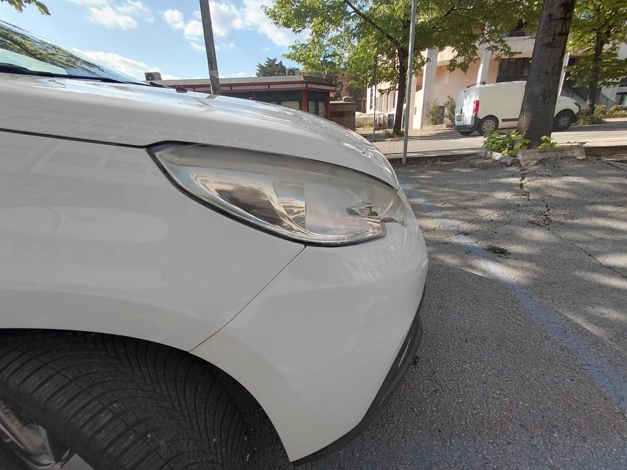 Peugeot 2008 Allure 1.6 Blue HDI 100 #10511