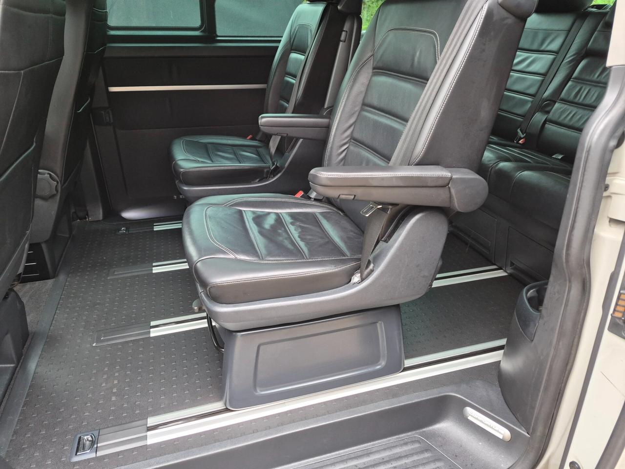 Volkswagen T6.1 Multivan 2.0 TDI COMFORTLINE DSG 150CV 5 PORTE PASSO CORTO PELLE NAVI CARPLAY