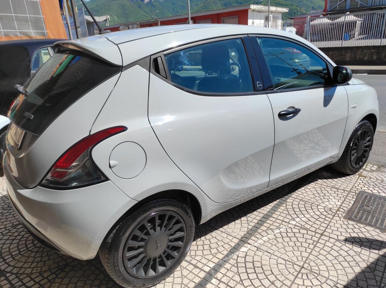 Lancia Ypsilon 2021 1.0 hybrid ubs aux bluetooth