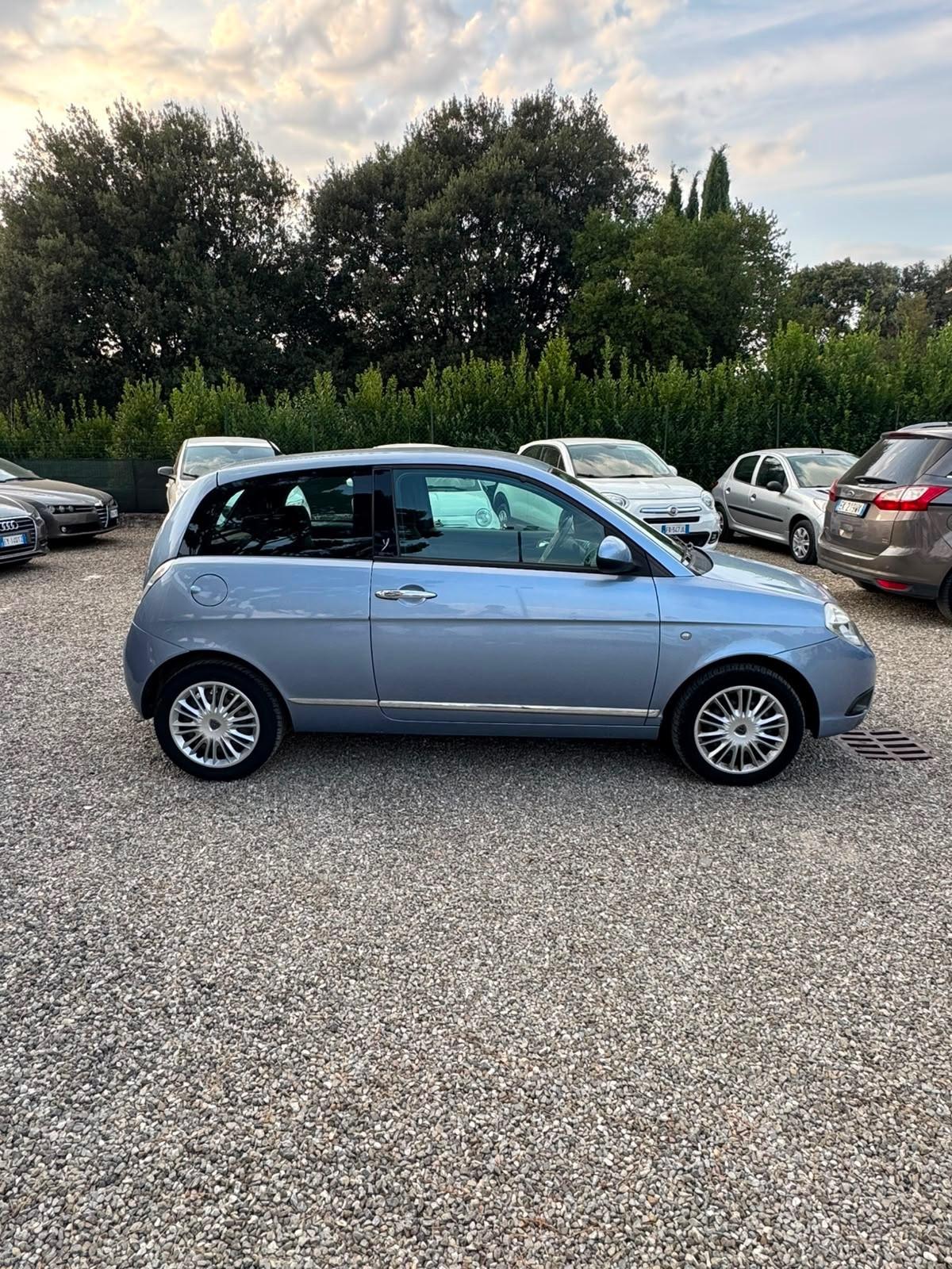 Lancia Ypsilon 1.3 MJT 75 CV MomoDesign