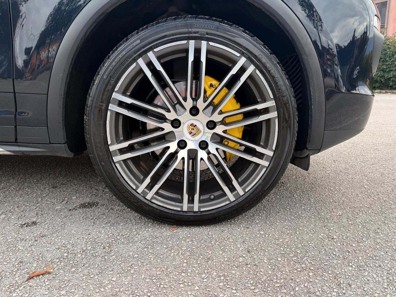 PORSCHE CAYENNE 3.0D/FARI XENO/CERCHI 21/PINZE GIALLE/VETRI PRIV TAG. CERT/PORT ELETTRICO/TELC.POST !!