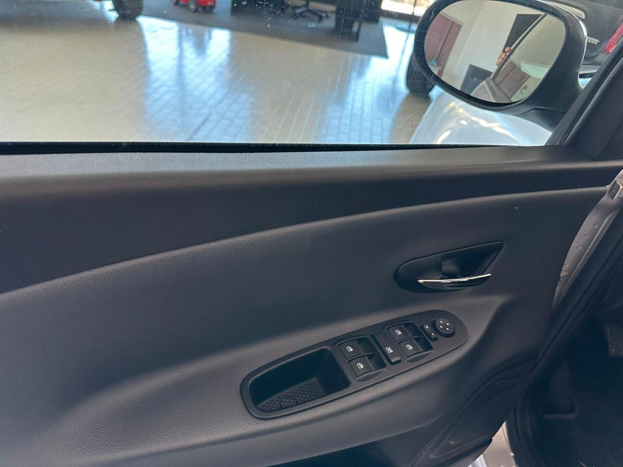 Lancia Ypsilon 1.3 MJT 16V 95 CV 5 porte S&S Platinum NEOPATENTATI