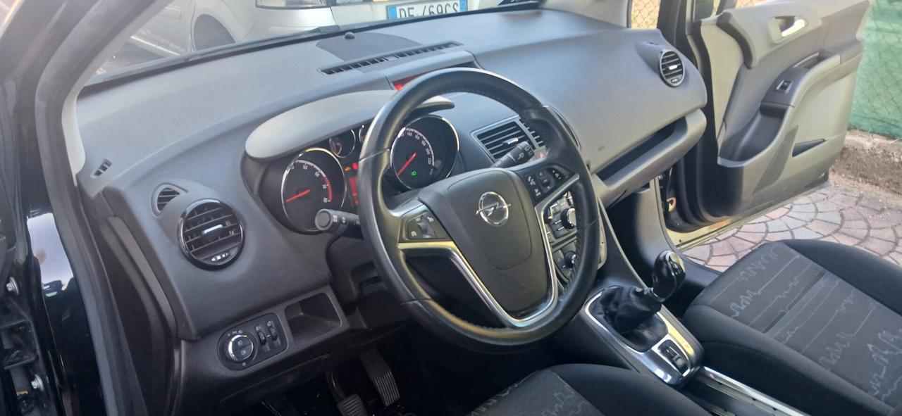 Pochi km Opel Meriva benzina neopatentati