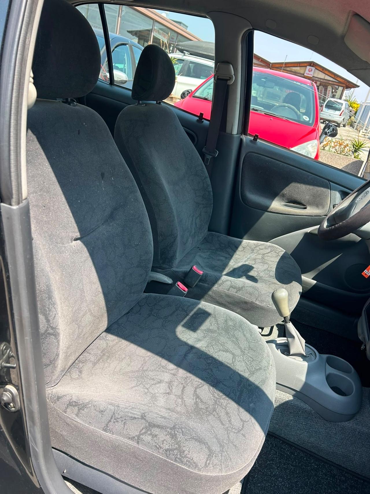 Toyota Yaris 1.0i 16V cat 5 porte Sol