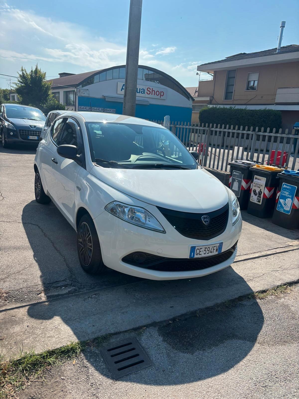 Lancia Ypsilon 1.0 FireFly 5 porte S&S Hybrid Ecochic Silver NESSUN VINCOLO
