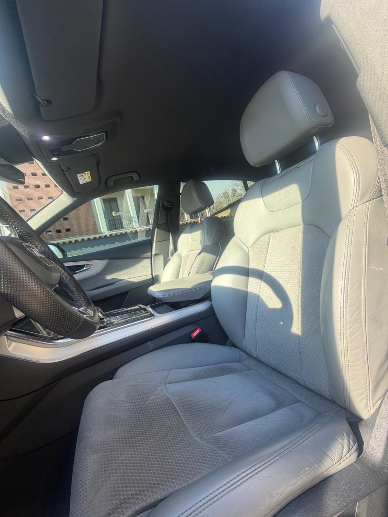 Audi Q8 55 TFSI quattro tiptronic Sport