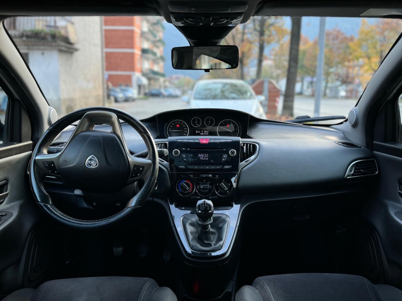 Lancia Ypsilon 1.2 5 porte GPL - TETTO PANORAMICO - NEOPATENTATI