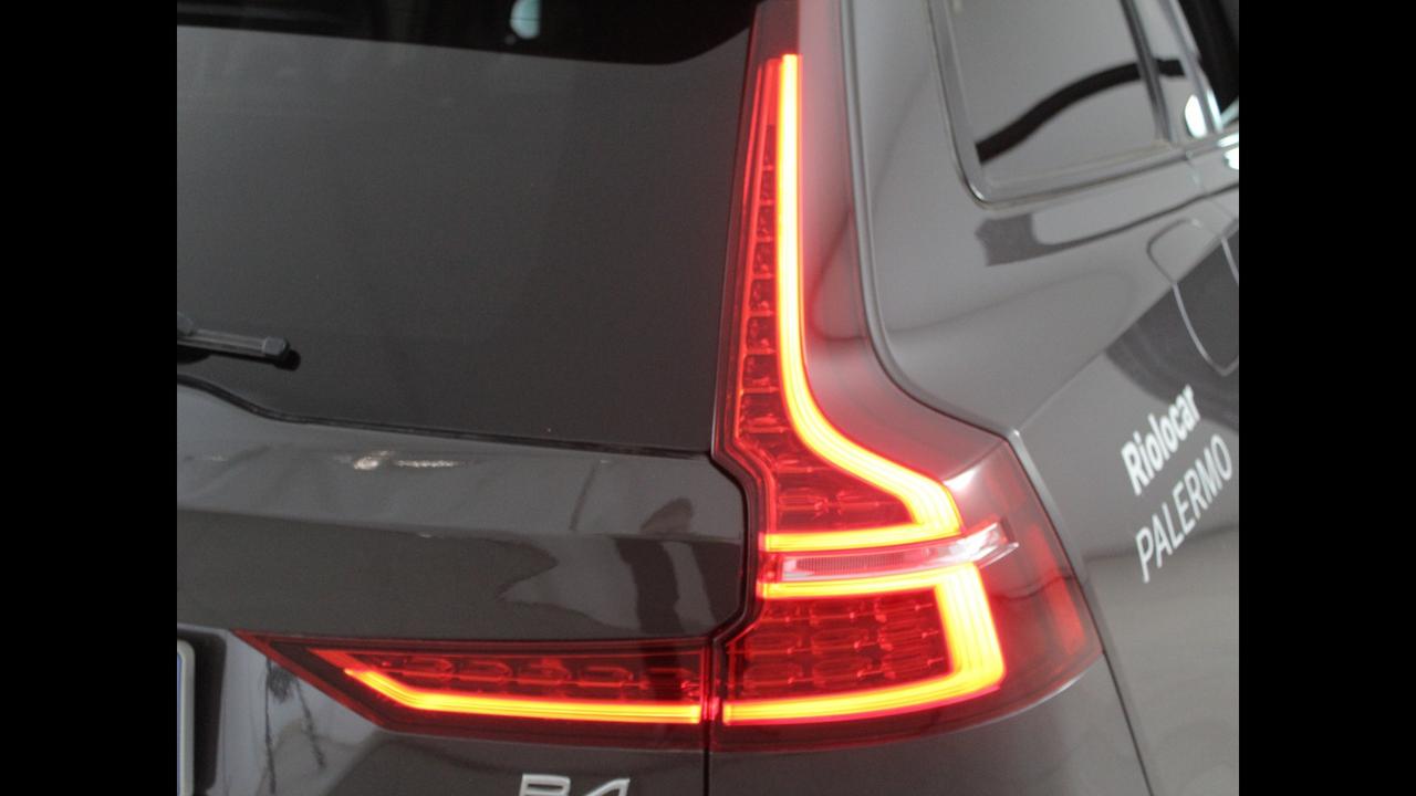 VOLVO N.V60 Plus Dark B4 AUT
