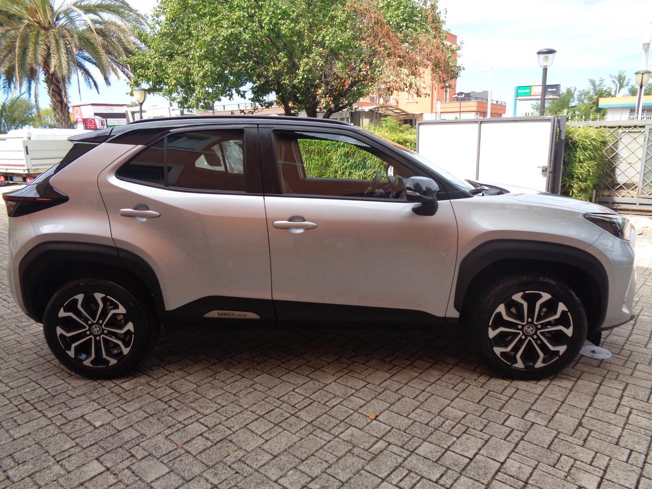 Toyota Yaris Cross 1.5 Hybrid 5p. E-CVT Trend ARGENTO E NERA NESSUN VINCOLO DI FINANZIAMENTO