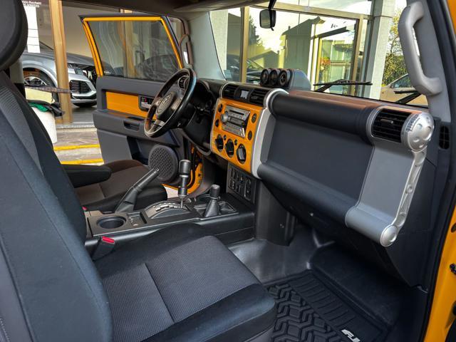 TOYOTA Land Cruiser FJ