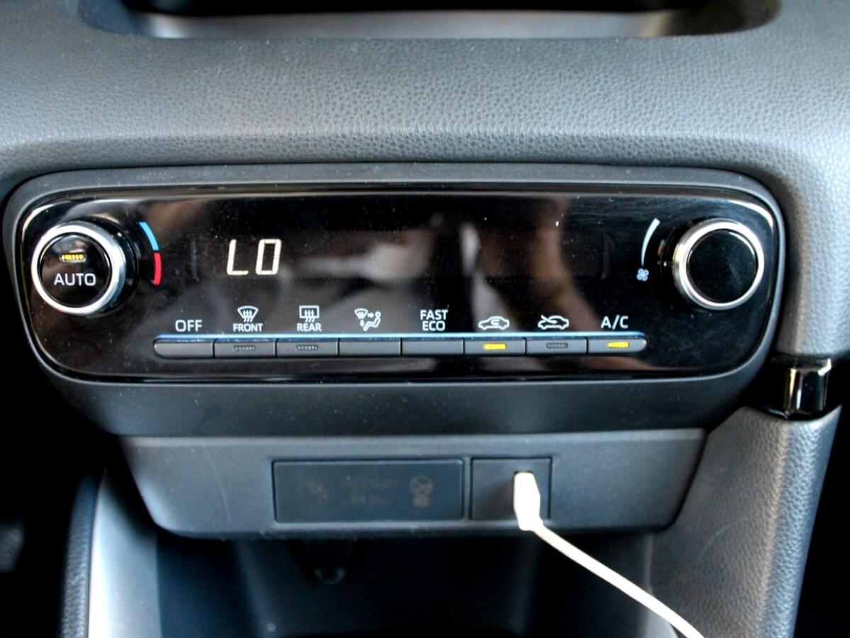 Toyota Yaris 1.5Hybrid IVA DEDUC. AUTOCARRO N1