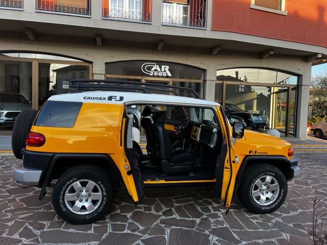 TOYOTA Land Cruiser FJ