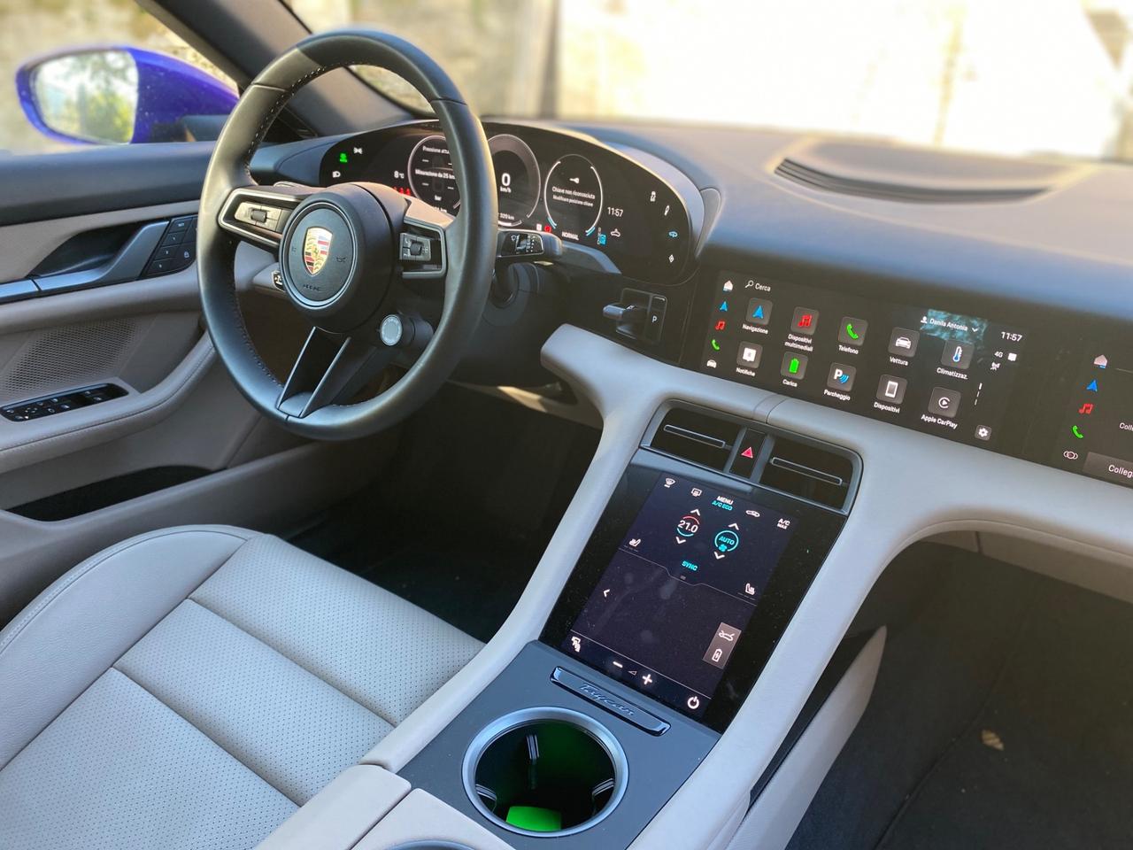 Porsche Taycan anno 2024 km 5400 ! Noleggio lungo termine