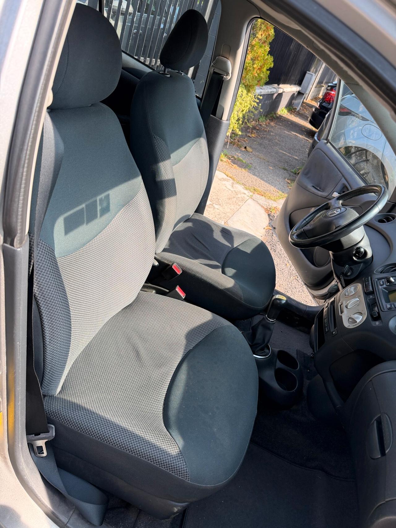 Toyota Yaris 1.0i 16V cat 5 porte Sol